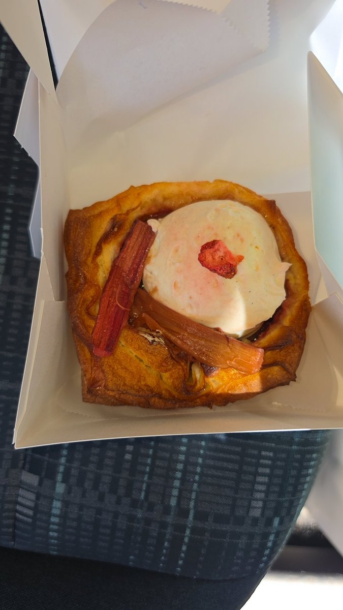 DaeJoey's tweet photo. Fuck if a guy bought me the strawberry rhubarb danish afterwards he can go round 2, 3, 4, 5 times idc because that shit was good. https://t.co/Ox24Myo9tY
