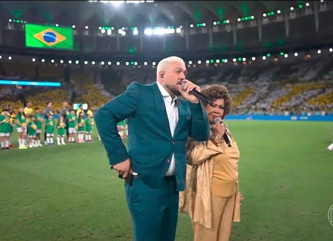cornetacaipira's tweet photo. O Hino Nacional sobreviveu a muita coisa. Mas o que Belo e Alcione fizeram hoje foi teste de resistência.

Nem a turma cantando antes da aula às 7h da manhã conseguia fazer tão feio. https://t.co/wqzIBzBoEa