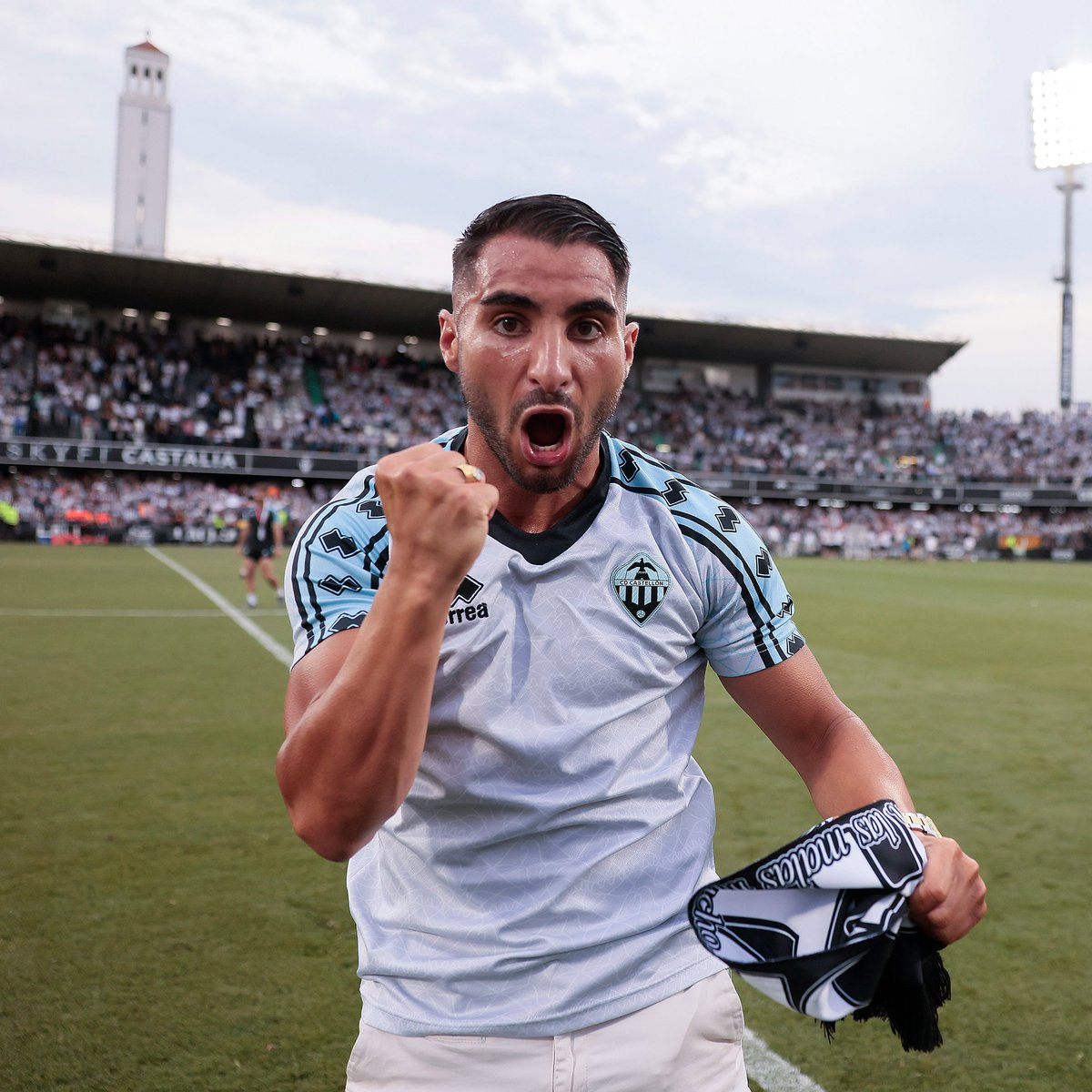 CDCastellon's tweet photo. 🤍🖤 Una tarde inolvidable 🤍🖤

👀 ¡Nos vemos de nuevo el sábado para la ida del play-off de ascenso a @LaLiga! 

#PPO👂 https://t.co/6wuosHkbgp