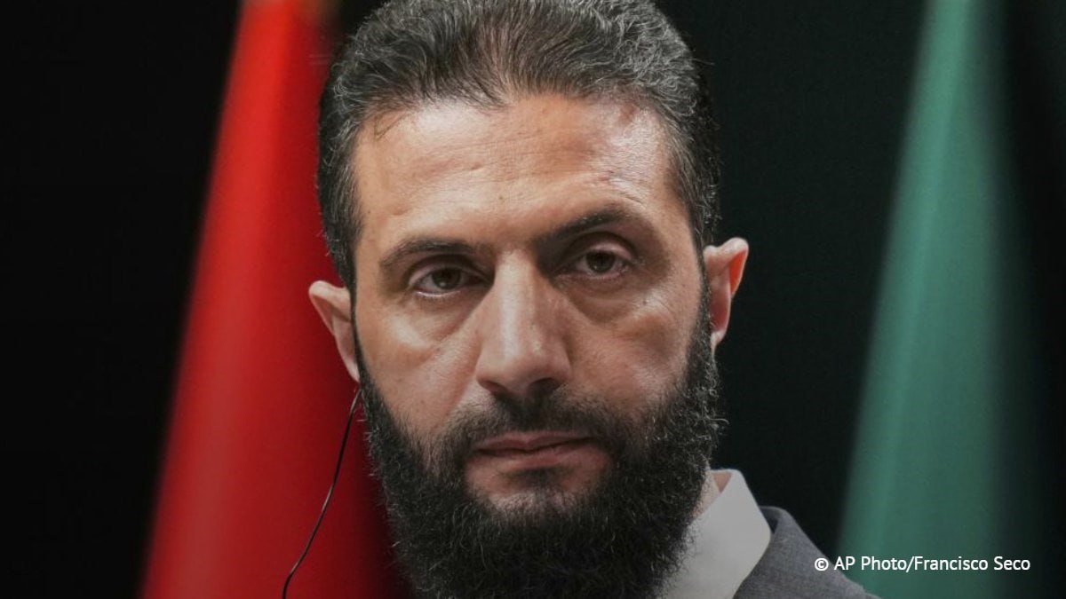 DailyEdebiyat's tweet photo. Bilateral relations, issues of the lifting of the remaining sanctions and prospects for Syria’s economic revival were the focus of a phone call between the Syrian and US presidents, Ahmed al-Sharaa and Donald Trump.

According to the Syrian leader’s office, al-Sharaa stressed the importance of further “international support for Syria during the country’s reconstruction phase” and noted that “the lifting of remaining sanctions is a necessary condition for reviving the economy and improving living standards of the population.” The Syrian president also called for encouraging investments and creating favorable conditions for the resumption of economic and infrastructure projects in key sectors of the economy.