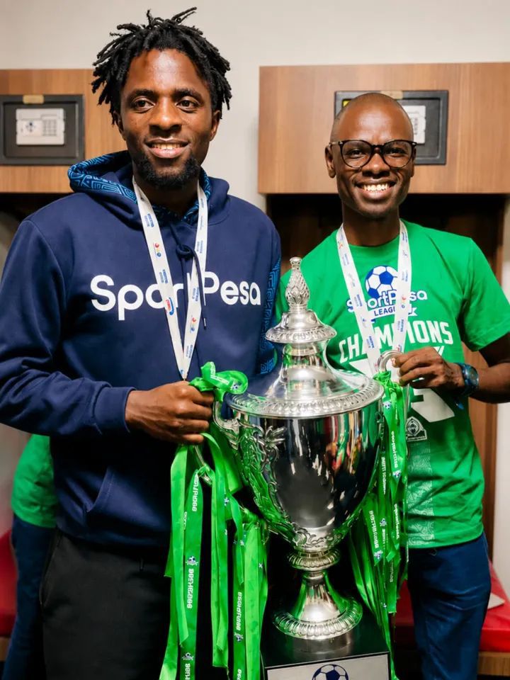 OmondiBelvine's tweet photo. Austine Odhiambo received his medal having been part of Gor Mahia in the first leg before joining Lebanese side Nejmeh SC
#FootballKE https://t.co/kPIjJiXJ9e