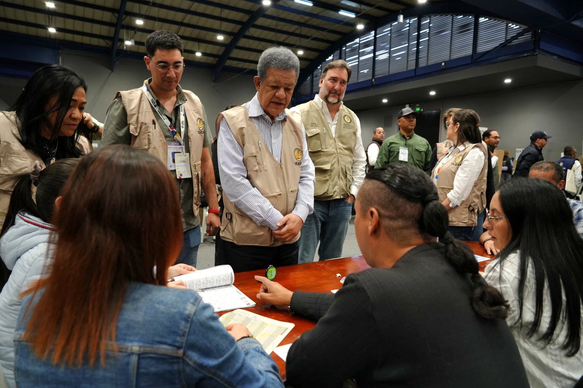 OEA_oficial's tweet photo. En Bogotá, el Jefe de la Misión Electoral #OEAenColombia, @LeonelFernandez, hizo un recorrido por las mesas de votación instaladas en Corferias.
Compartió con medios de comunicación su balance al cierre de la jornada, destacando hasta el momento un proceso tranquilo y ordenado #Elecciones2026 🇨🇴