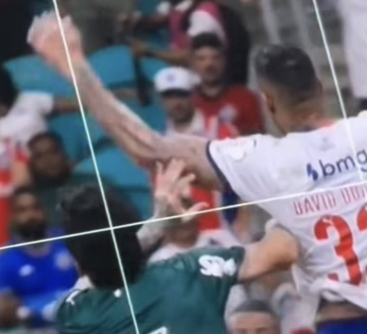 BastidoresFla's tweet photo. O Palmeiras ganhou 3 pontos em cima do Bahia com um lance onde Gomez desloca o zagueiro do Tricolor! Uma falta CLARÍSSIMA e os caras ganharam 3 pontos. Hoje, em um lance onde não existiu NADA, tiraram o empate da Chapecoense.

O Campeonato de 2026 está com cartas marcadas, assim como estava em 2025 se o Flamengo não batesse na mesa. É escandaloso e sempre para um mesmo time!