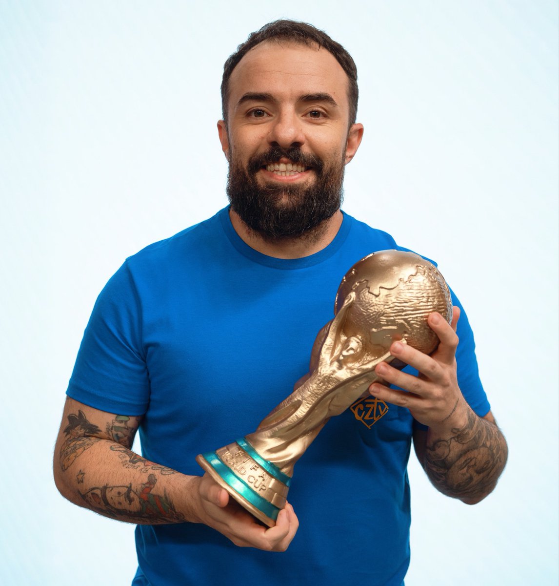 alezudoo's tweet photo. Pra você que me acompanha desde o Rainbow Six

Pra você que acreditou em mim quando eu mesmo não acreditava

Pra você que me abraçou quando eu errei, que me criticou e me ajudou a melhorar 

eu tenho um recado pra você 

EU VOU NARRAR A COPA DO MUNDO
VAMOS FAZER HISTÓRIA!!!!!!! https://t.co/HEVT67VJYG