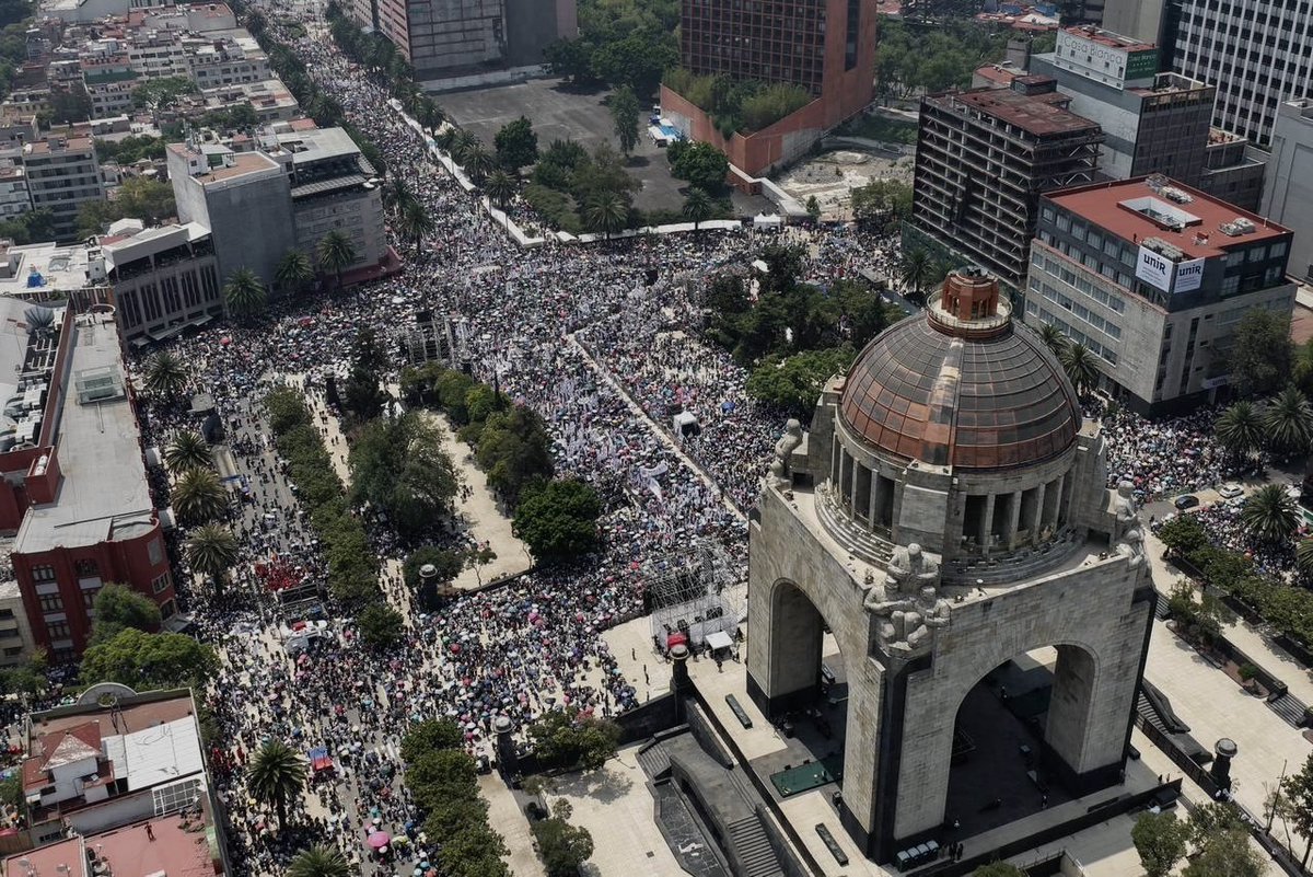 diegohernangutz's tweet photo. Son tiempos de definiciones, y ante los embates de la oposición buscando intervencionismo extranjero, en la #CuartaTransformación lo decimos fuerte y claro: La patria no se vende, se ama y se defiende. 🇲🇽❤️‍🔥 

#EsUnHonorEstarConClaudiaHoy https://t.co/PHROKfDsOW