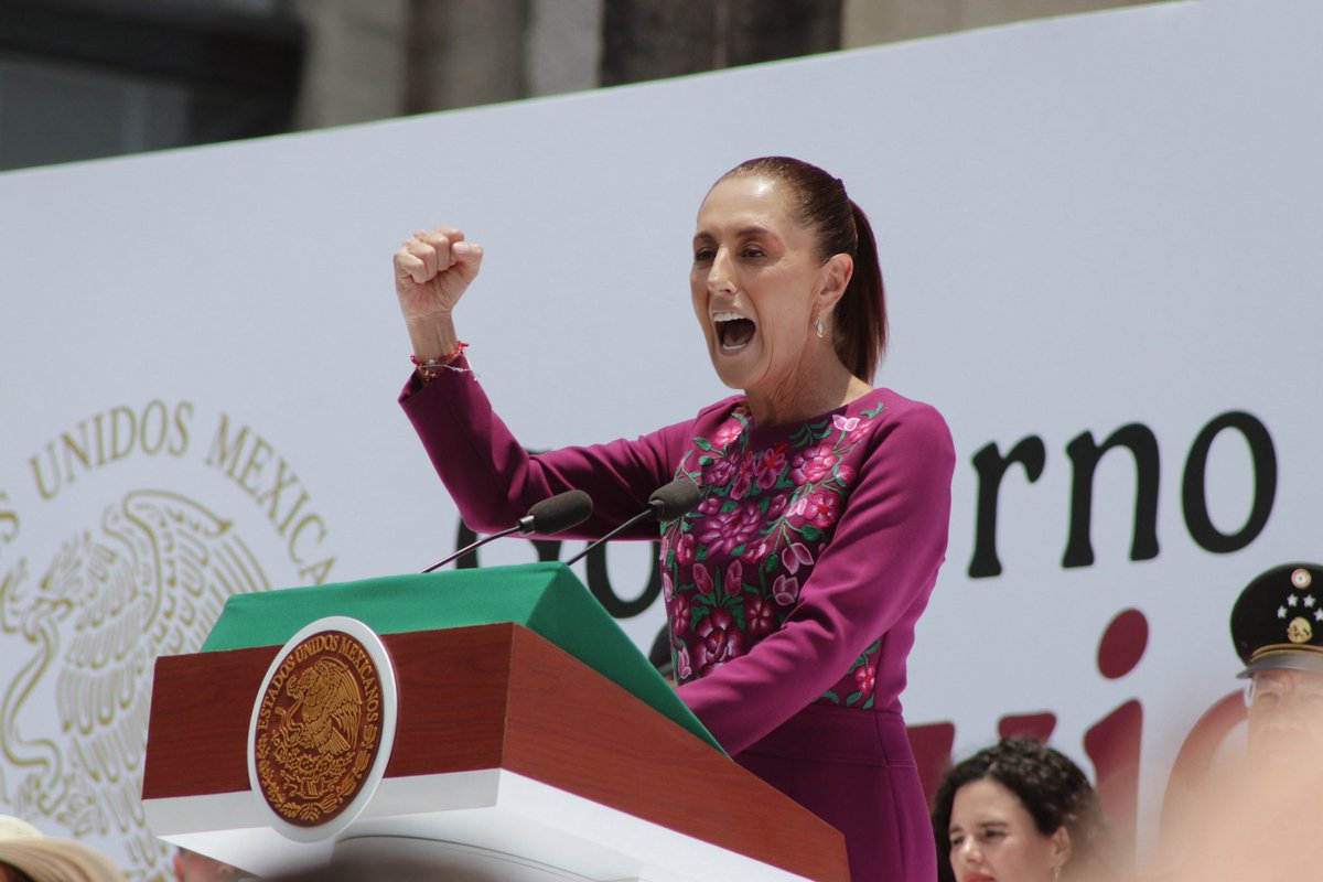 diegohernangutz's tweet photo. Son tiempos de definiciones, y ante los embates de la oposición buscando intervencionismo extranjero, en la #CuartaTransformación lo decimos fuerte y claro: La patria no se vende, se ama y se defiende. 🇲🇽❤️‍🔥 

#EsUnHonorEstarConClaudiaHoy https://t.co/PHROKfDsOW