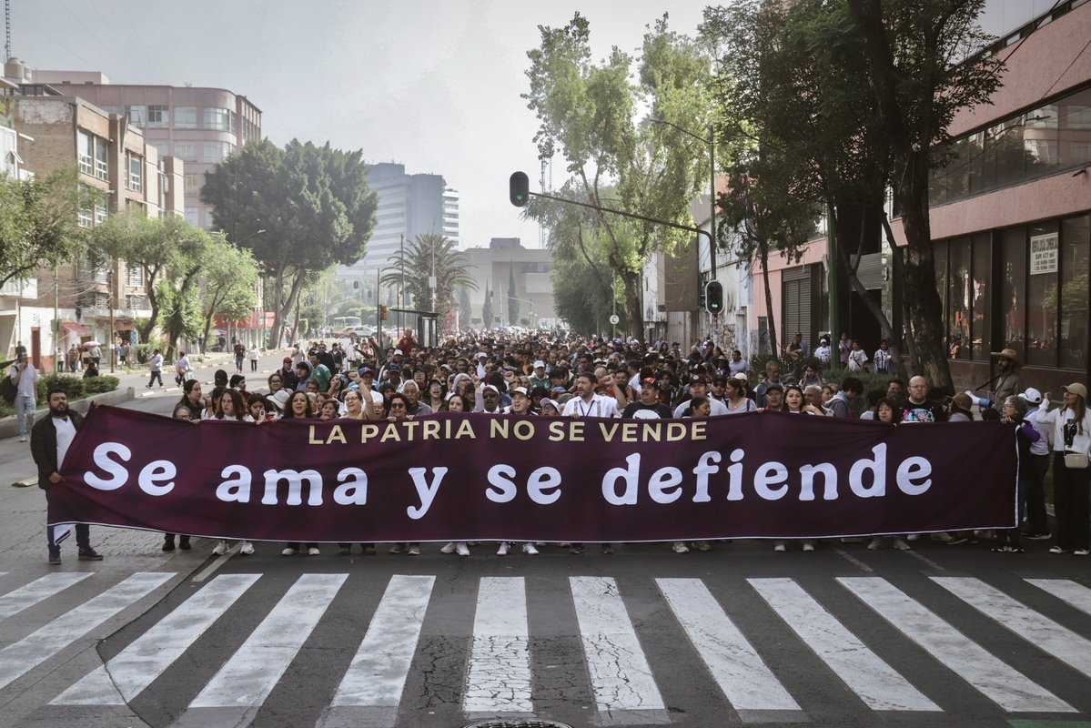 diegohernangutz's tweet photo. Son tiempos de definiciones, y ante los embates de la oposición buscando intervencionismo extranjero, en la #CuartaTransformación lo decimos fuerte y claro: La patria no se vende, se ama y se defiende. 🇲🇽❤️‍🔥 

#EsUnHonorEstarConClaudiaHoy https://t.co/PHROKfDsOW