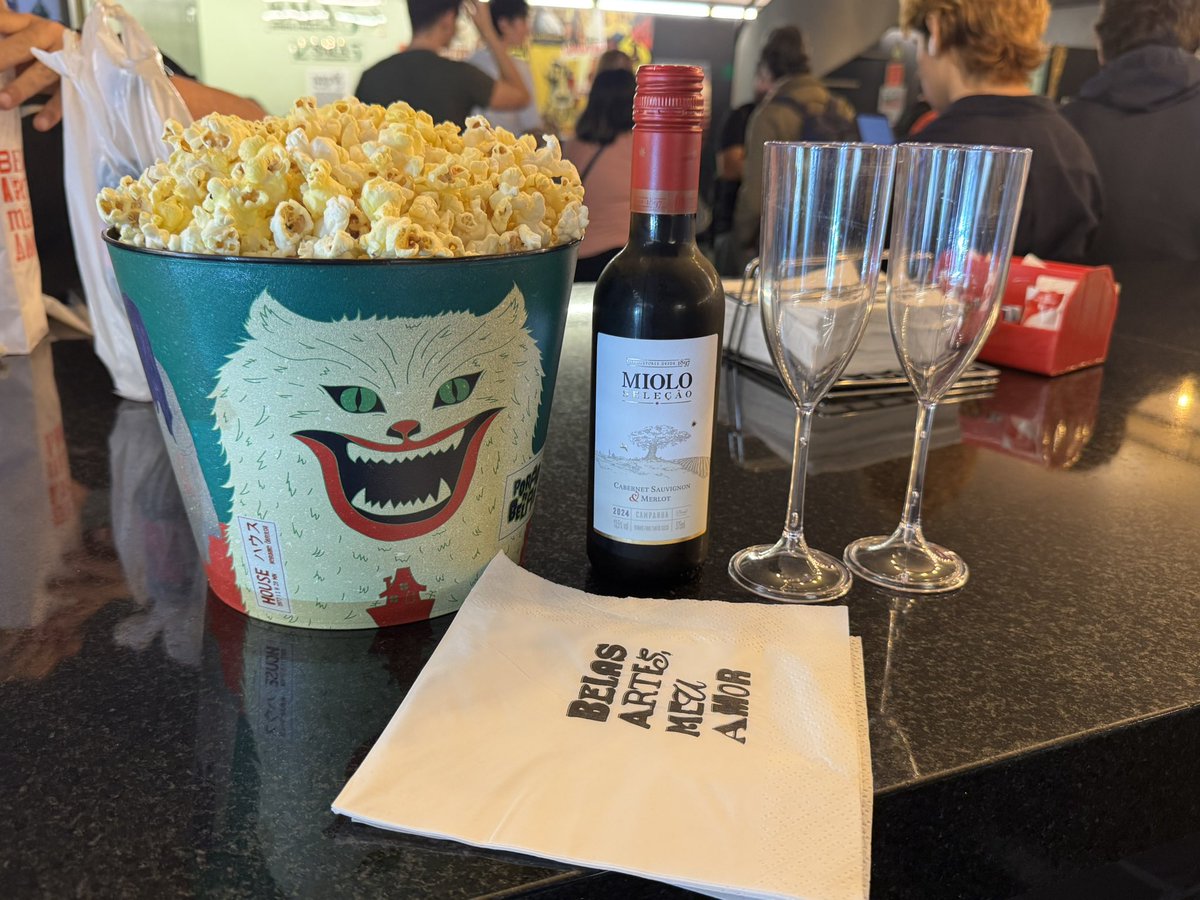 suspiriair's tweet photo. hoje assisti hiroshima mon amour sonorizado ao vivo e peguei balde especial de terror + vinho obrigada belas artes https://t.co/ATKDx4k5gE