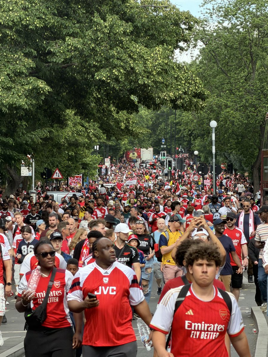BarzinKeywan's tweet photo. Arsenal Parade shut down London. I’ve never seen as many people in my life. The best in the land ♥️🤍 https://t.co/onTltlcdSo