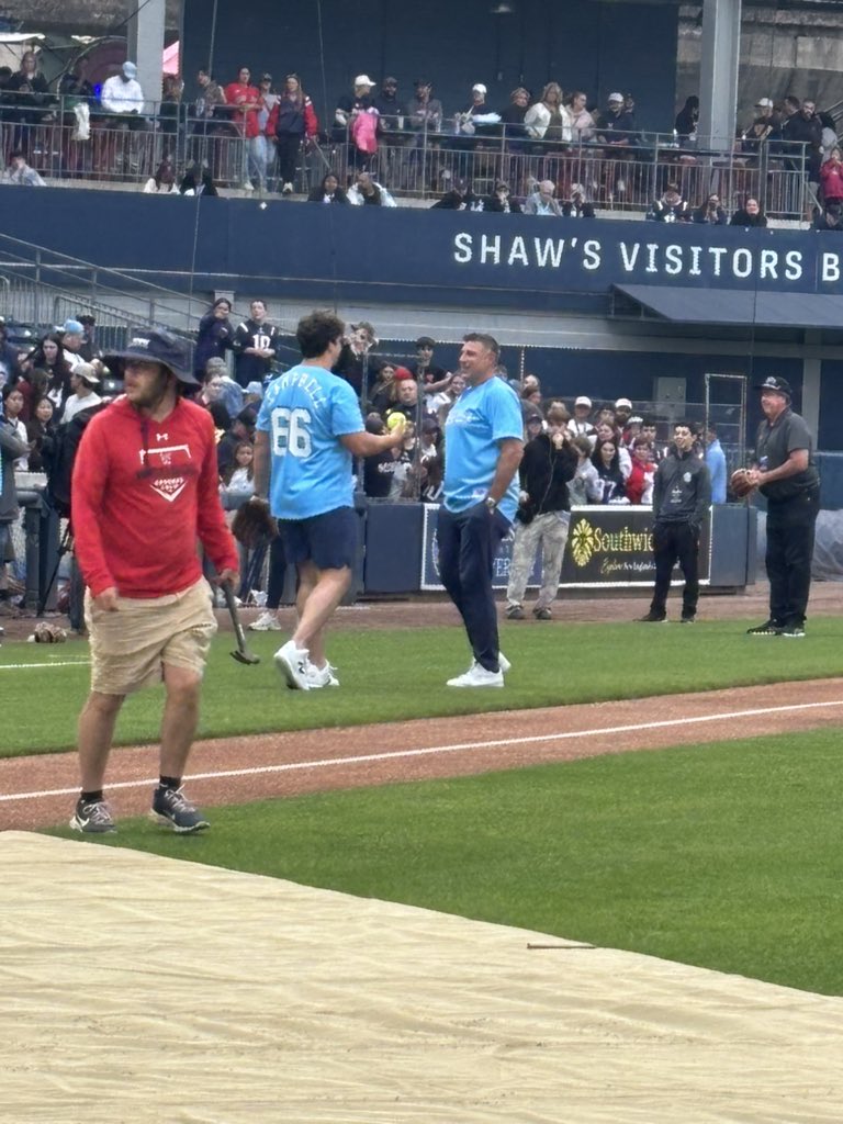 ByMarkDaniels's tweet photo. Mike Vrabel is here. He’s the manager of Drake Maye’s team https://t.co/gzXCDVduPV