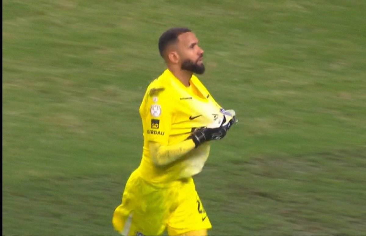 zonadeclubismo's tweet photo. não é momento de vaiar ou criticar o Alisson 

mas teria um goleiro que pegaria aquela bola e vocês sabem qual https://t.co/41EIVOPgrB