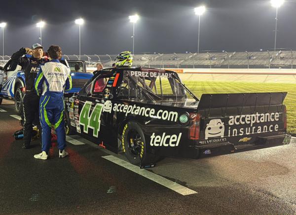 RPLRacing's tweet photo. #ReporteRPL @andresplg2 no se da por vencido y viene de atrás en Nashville... @NASCAR_Trucks  https://t.co/uRo7e2jdhf https://t.co/oPd1Twh9Yv