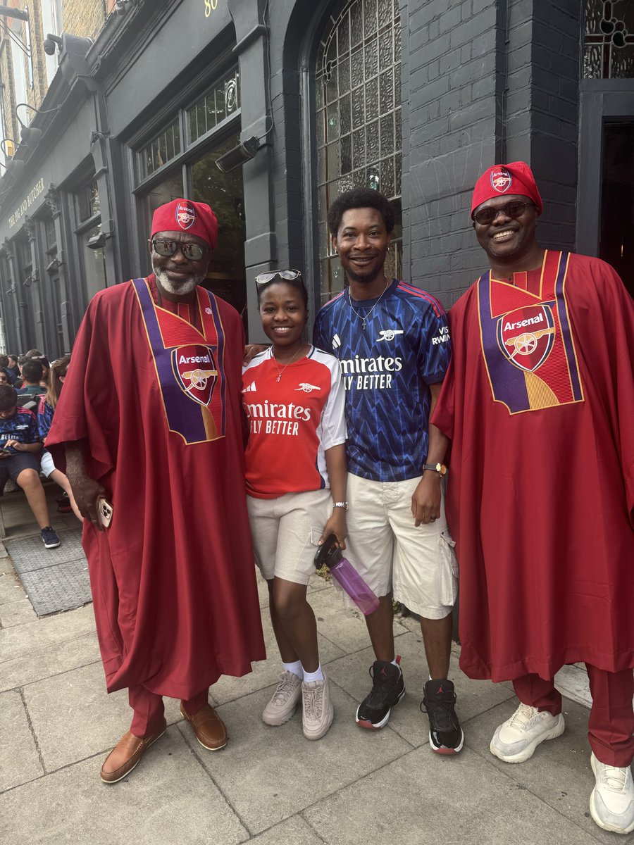 Phemmozy's tweet photo. @ayobamei @OLADAPO_24 I also met them today, I couldn’t resist the urge to take a picture with them. https://t.co/Xto4ffTMii