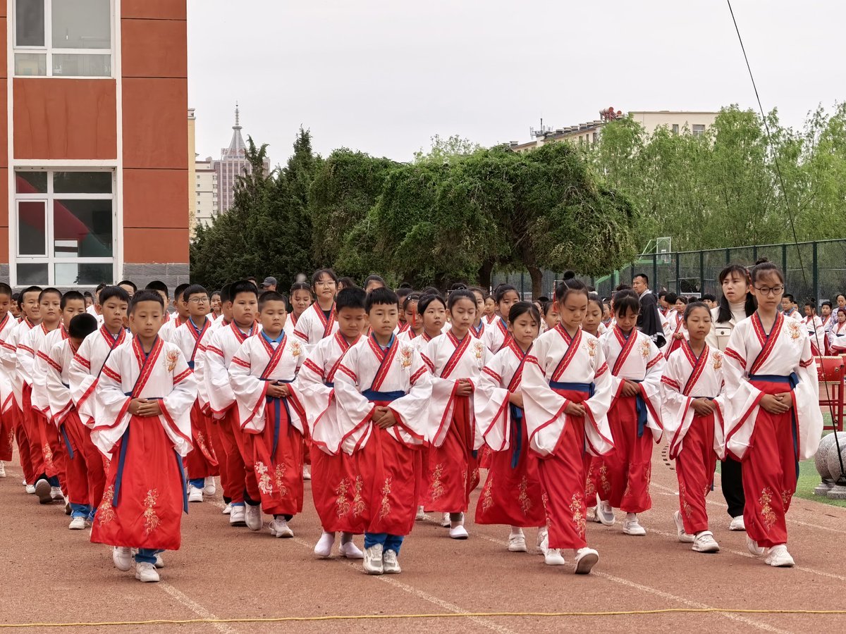 Tuquan83055's tweet photo. Students from TuquanCounty in Inner Mongolia put on a fantastic show complete with cheerleading and drumming as they stood in formation, dressed in Hanfu.Warm embraces were exchanged between parents and children,the vibrant and touching traditional campus culture moved everyone https://t.co/3xsSvUEfjJ