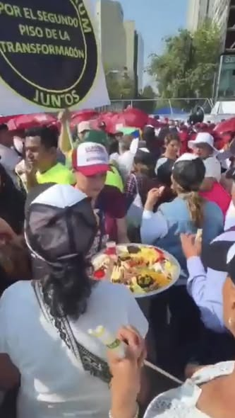 GARCIPAVON's tweet photo. ¿Ya no hay lana $$$ para tortas y frutsis, 'apá? 😂🤣
Morena Sí reparte #botanas en mitín, no le alcanza siquiera para las tortas y los refrescos. Así la Cuarta Transformación.
Ocurrió hoy en #CDMX en el evento de informe de rendición de cuentas de Claudia Sheinbaum, a dos años de su triunfo. 
✍️ Newsquintana Roo  (Noticias)