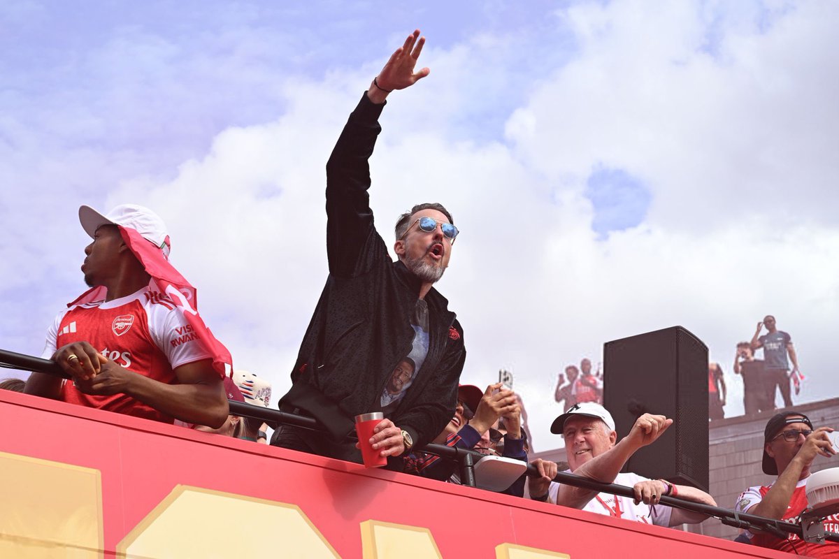 IDGoonerscom's tweet photo. Selamat pagi. 

Berikut foto-foto para pemain, Arteta, sampai Josh Kroenke dalam perayaan parade juara EPL Arsenal (a huge thread): https://t.co/0shyuh5nuG