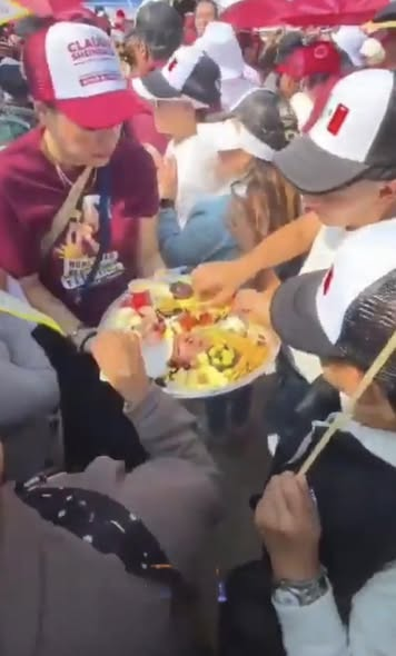 GARCIPAVON's tweet photo. ¿Ya no hay lana $$$ para tortas y frutsis, 'apá? 😂🤣
Morena Sí reparte #botanas en mitín, no le alcanza siquiera para las tortas y los refrescos. Así la Cuarta Transformación.
Ocurrió hoy en #CDMX en el evento de informe de rendición de cuentas de Claudia Sheinbaum, a dos años de su triunfo. 
✍️ Newsquintana Roo  (Noticias)