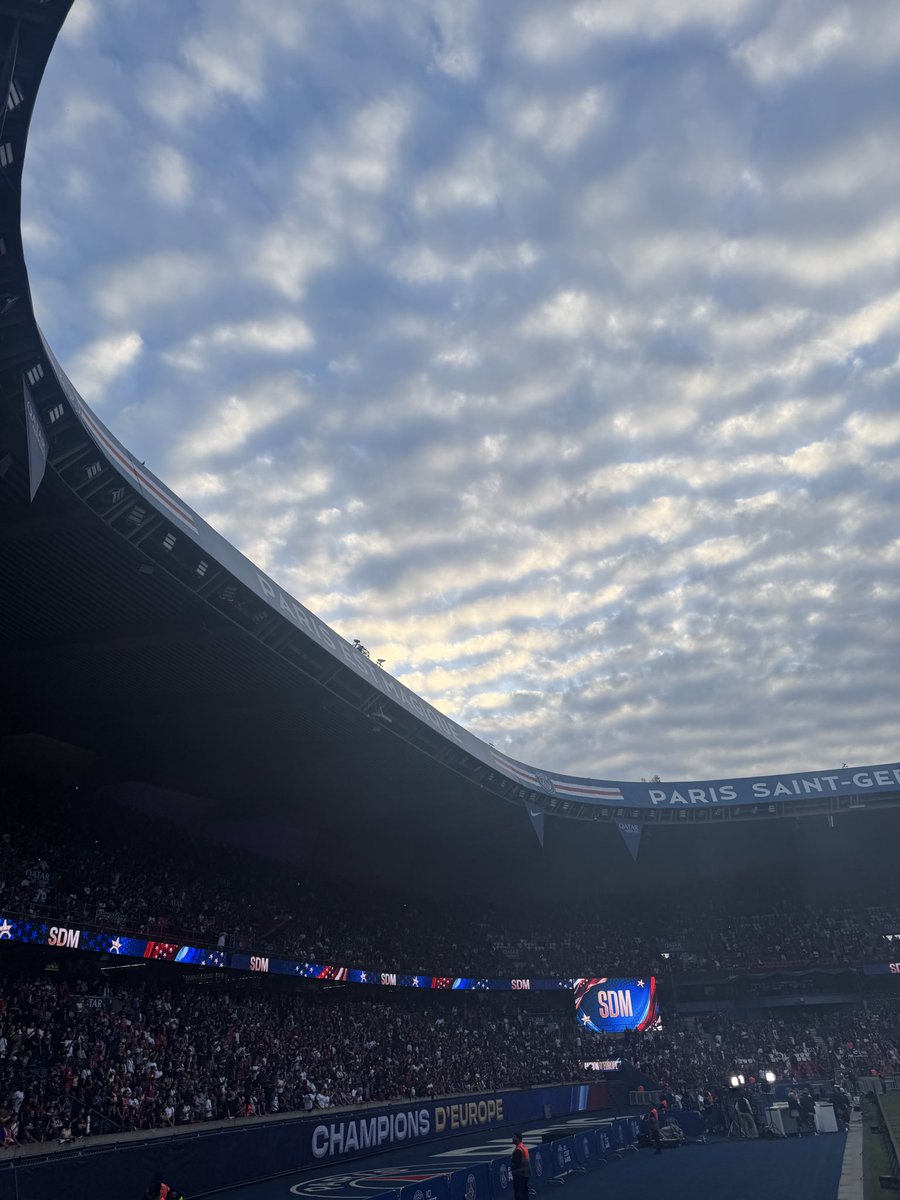 fandec3's tweet photo. J’ai pris deux tel avec moi les deux tel avait 3% 💀💀 voici l’une des seul photo que j’ai pris au parc ce soir mdr https://t.co/qEbTRvebOL