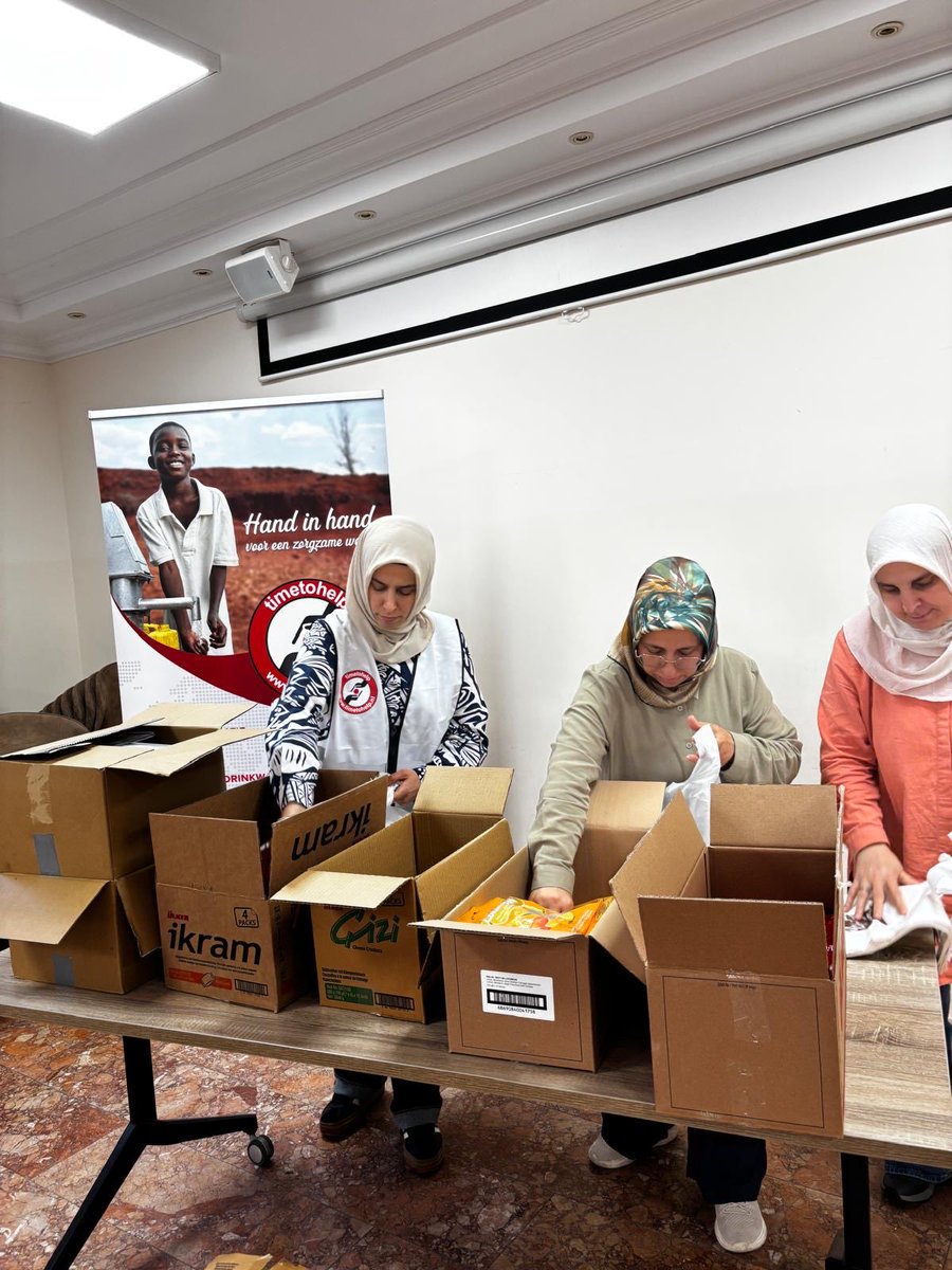 TimetohelpNL's tweet photo. Eid Mubarak✨Tijdens Qurban hebben we samen met de vrijwilligers van Stichting @G_Generatie in Deventer gezinnen in AZC’s mogen ondersteunen ❤️

Voor de families werden offerpakketten samengesteld en voor de kinderen feestelijke pakketten met chocolade, snoep en koekjes🍬 bedankt https://t.co/wLhL6LxCnx