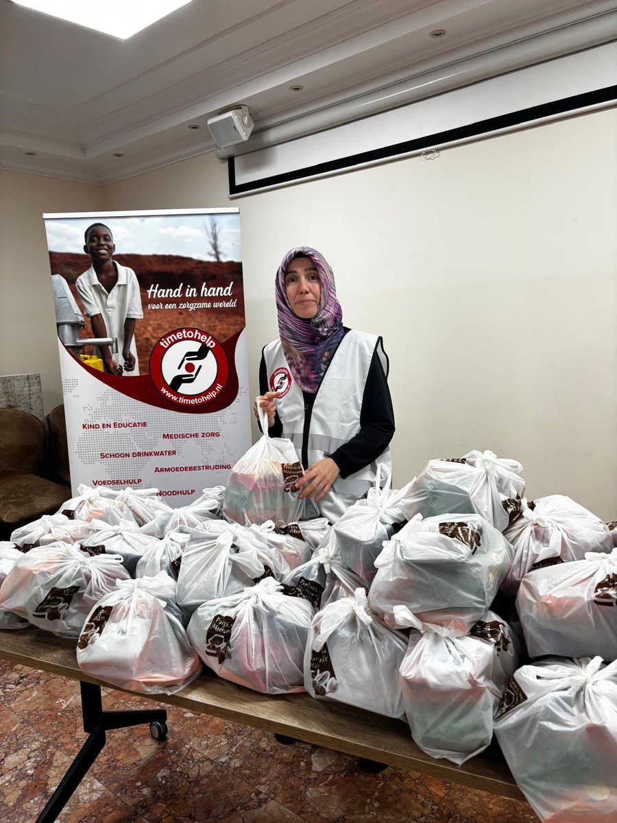 TimetohelpNL's tweet photo. Eid Mubarak✨Tijdens Qurban hebben we samen met de vrijwilligers van Stichting @G_Generatie in Deventer gezinnen in AZC’s mogen ondersteunen ❤️

Voor de families werden offerpakketten samengesteld en voor de kinderen feestelijke pakketten met chocolade, snoep en koekjes🍬 bedankt https://t.co/wLhL6LxCnx