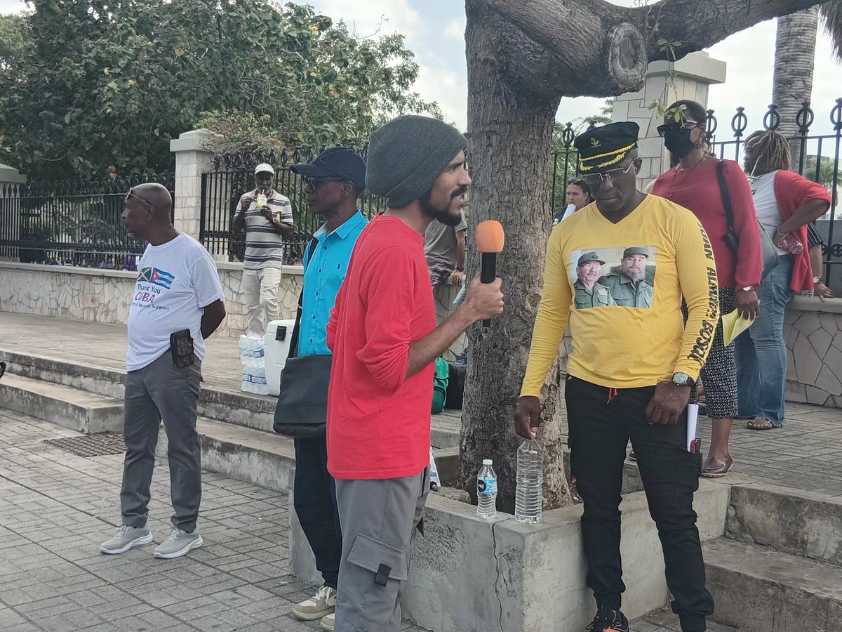 yiendrisrf's tweet photo. Hoy fue una jornada de compromiso y unidad, de apoyo y solidaridad pero sobre todo de condena a las injustas medidas que aplica el gobierno de #EEUU contra #CubaNoEstáSola Los hermanos y hermanas de #Jamaica levantaron su voz junto a cubanos. https://t.co/o9bsk37Dr1