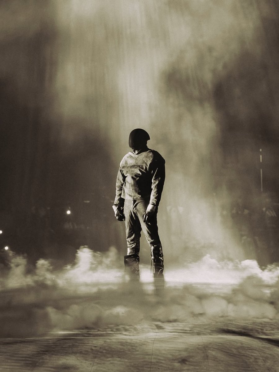 TheLifeofEllie7's tweet photo. YE LIVE IN ISTANBUL https://t.co/qEmjaCJbHU