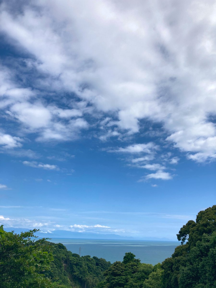 chomoshi0523's tweet photo. 最後に笑うのは
何度立ち止まっても
あきらめずに歩み続けた人

休むことは
逃げることじゃない
次また歩き出すための準備

今は長い人生の一時

大切なのは
自分で決めて選ぶこと
歩きながらこの道で良かったって
笑えたらそれでいい

ゆっくり空を見上げて
大丈夫！笑って😊

同じ空の下🍀 https://t.co/7Ms5vmYygl