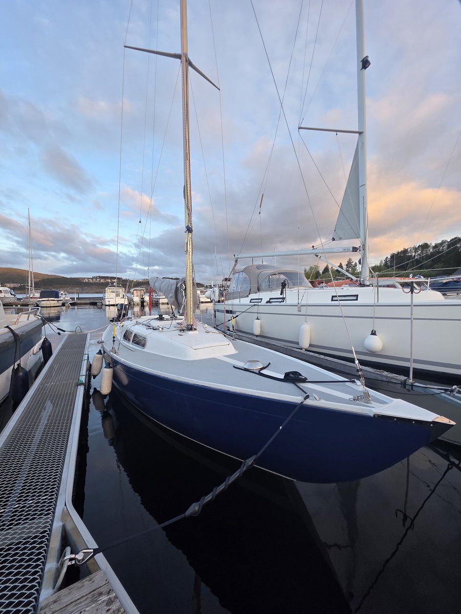 Mrcleaning11's tweet photo. ついにボートを海に浮かべたよ。⛵️🏴‍☠️ https://t.co/UlqoN3TCl7