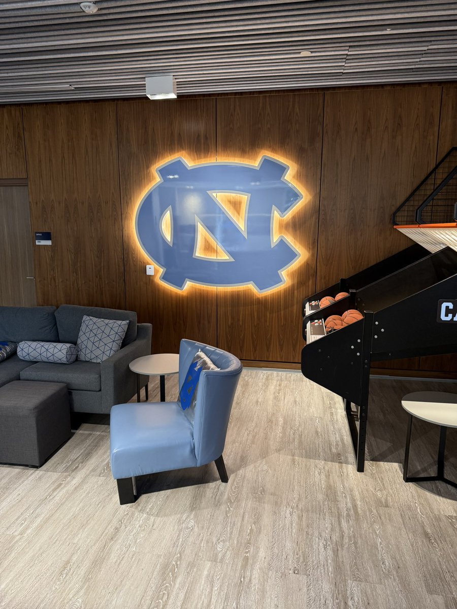 richallen_iv's tweet photo. Had a great time at UNC. Thank you @lancethompson_ & @giddings_cory, can’t wait to comeback. https://t.co/tdQ7lZiEph