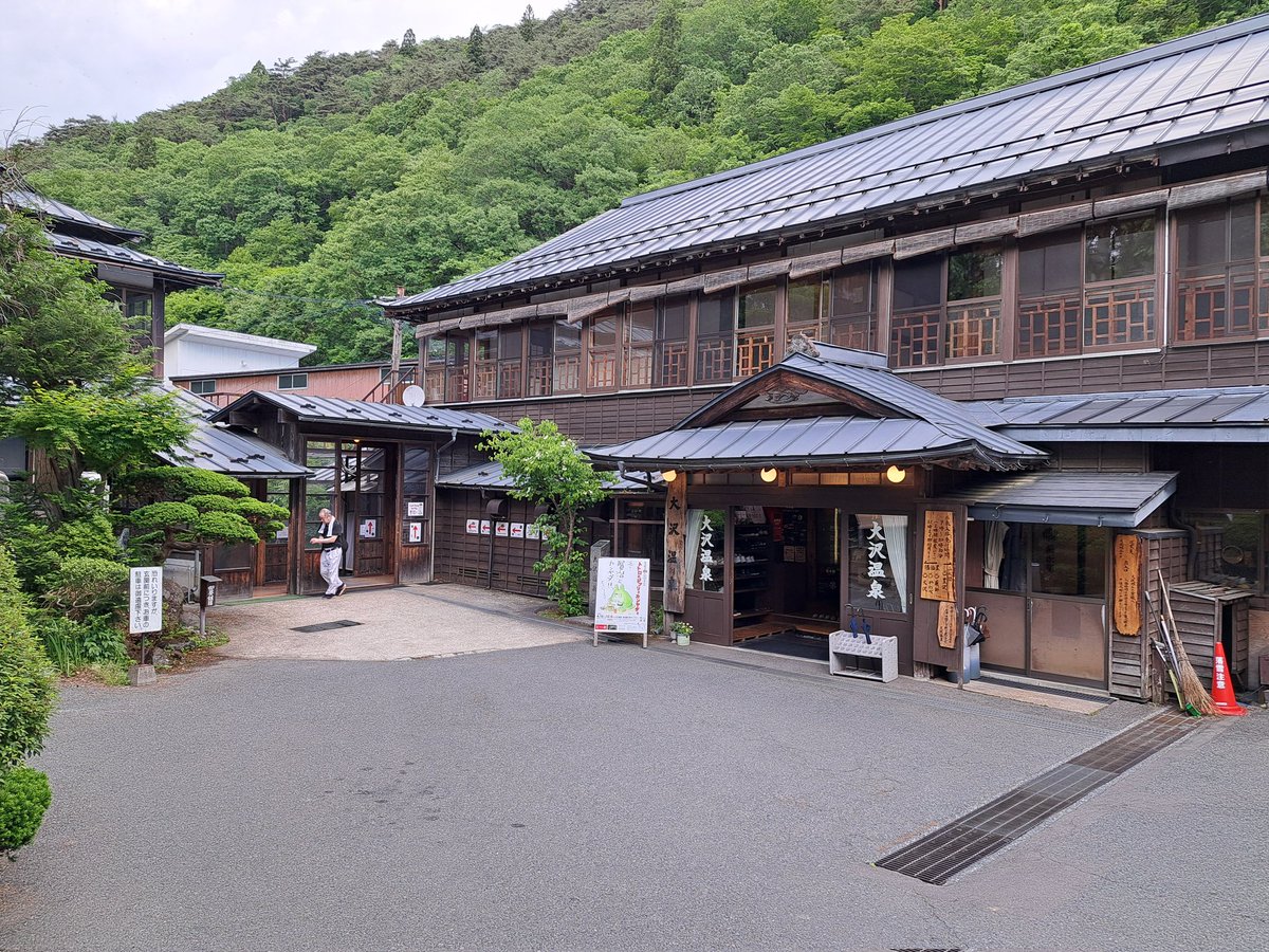 domowako's tweet photo. 花巻の大沢温泉湯治部に泊まる。ここはいまだに昔ながらの料金積み上げ式。布団いくら、浴衣いくら。ご飯は自炊でき、食堂もあり。
夜、近くの部屋からすき焼き風の匂いが漂ってきました。いやん、羨ましい。
温泉はツルスベ系。撮影禁止なので、写真は宣伝写真を借用いたしました。なかなか良かった。 https://t.co/Fmx8wv1sSQ