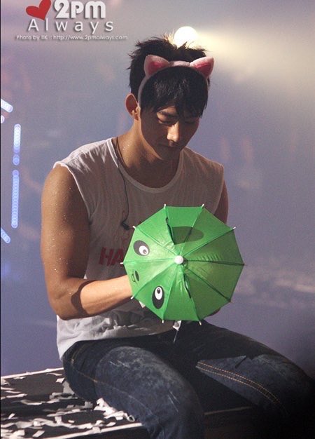 6Etsuko's tweet photo. 6月1日（月）
今日から6月🍀
1週間の始まり…💚
#2PM #Hottest https://t.co/amiWupWHKH