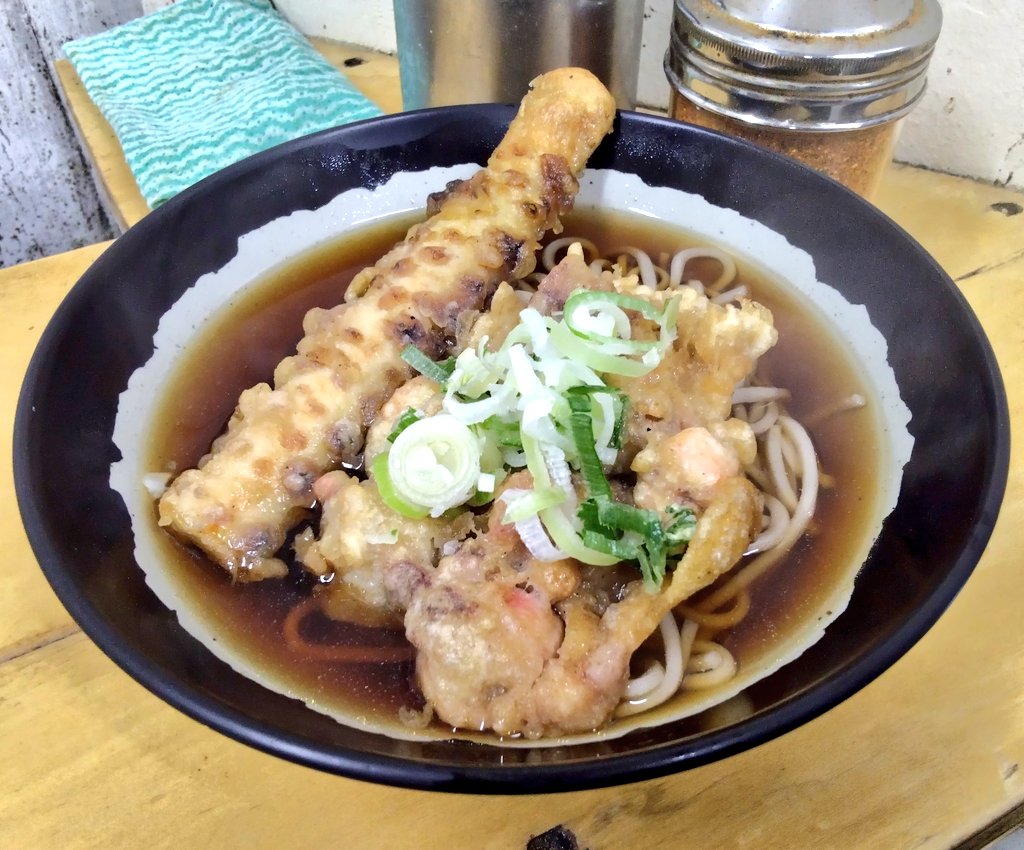 RamenSamSam's tweet photo. 六文そば　そばのゲソとちくわ

ライトなそばツユは朝の胃袋にやっさしい〜。。。☝️
今日はゲソとちくわ‼️
ちくわは硬いタイプのヤツだから噛み締め系で美味い
やっぱりゲソ天は外せないわなあ〜😋 https://t.co/tI3gTPViYU