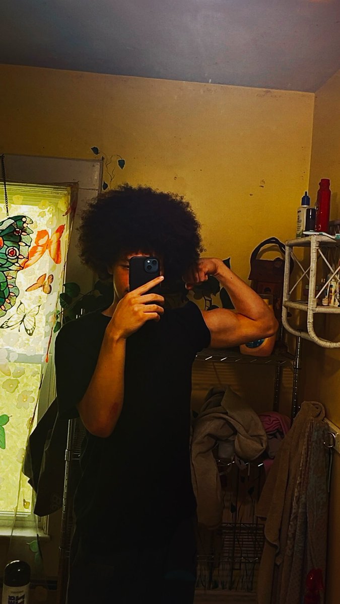 JsThatOneBoy's tweet photo. New friends? The gym lowk working https://t.co/wza3w9MhYb