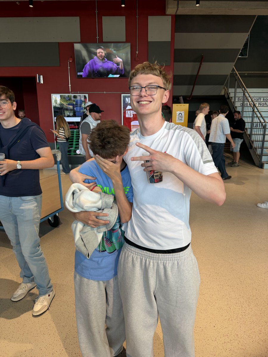 OFCLSpooky's tweet photo. Met the one and only that made the tshirt on @faxuty stream big shout out to my hero @sxmfnrr_ https://t.co/VYemX1HmtG