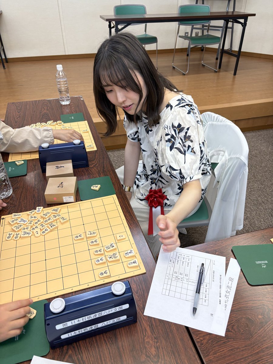 Fukauraichimon's tweet photo. 第47回八戸将棋まつり（デーリー東北新聞創刊80周年記念）は200名近い皆さまにご参加いただき大盛況でした。
佐々木大地七段、齊藤優希四段、武富礼衣女流二段も団体��（3名）に加わり、3面指し25分切れ負けに奮闘です。

弟子との模範対局、トークショーは良い思い出になりました（師匠） https://t.co/VKi9QvD2zV