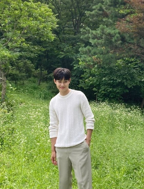 webvcid's tweet photo. ᅠᅠ              

ᅠᅠtouching grass before may logs out.
ᅠ

ᅠ https://t.co/zqRtN4ARXs