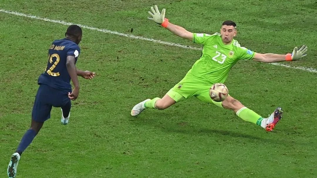 lucasmacedou's tweet photo. @zDiegoz0 @EFPauloo @portalpsg É com um super herói que se ganha copa do mundo, amigão. Alisson vai pra 3° copa dele e nunca apareceu nas horas que mais precisamos. https://t.co/IvadhaRYLy