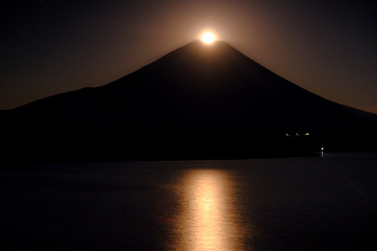 mu630201's tweet photo. 昨晩は本栖湖からパール富士を撮影しました🌕🗻美しい満月が昇る瞬間を迎えられました😊
#富士山
#パール富士
#満月
#ブルームーン
#本栖湖 https://t.co/P6xB1YkwlD