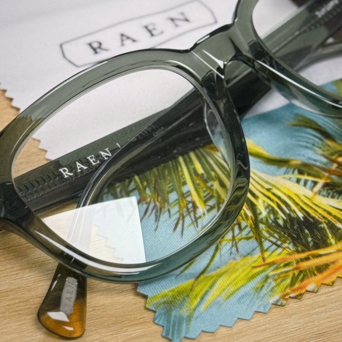 GlassesUSA's tweet photo. Deciding between these two is going to take a minute 🤎💚
We teamed up with RAEN for two completely exclusive Bluth frame colors: Kola Tortoise and Juniper green. 
Chunky acetate, classic wire-core construction, zero guesswork.

Get yours now: https://t.co/EfEGKkcUCQ https://t.co/WZoqThAM0s