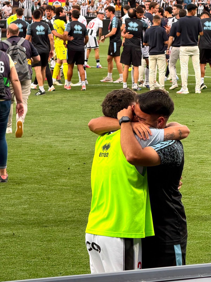 victoruu_01's tweet photo. 🥺Los jugadores van y vienen, las plantillas cada año son distintas, la profesionalización conlleva muchas veces apostar por los de fuera…, pero que importante es tener dentro gente que lo sienta así 

🫂Iker Porcar, utillero, abrazado a Tincho. Ambos llorando. 

‼️FOTÓN‼️

#PPO https://t.co/BCj6enECZP