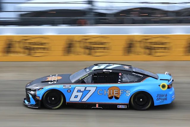 MarkCogs8's tweet photo. Sunday Night under the lights in Nashville #NascarOnPrime https://t.co/Y4nbCVQchN