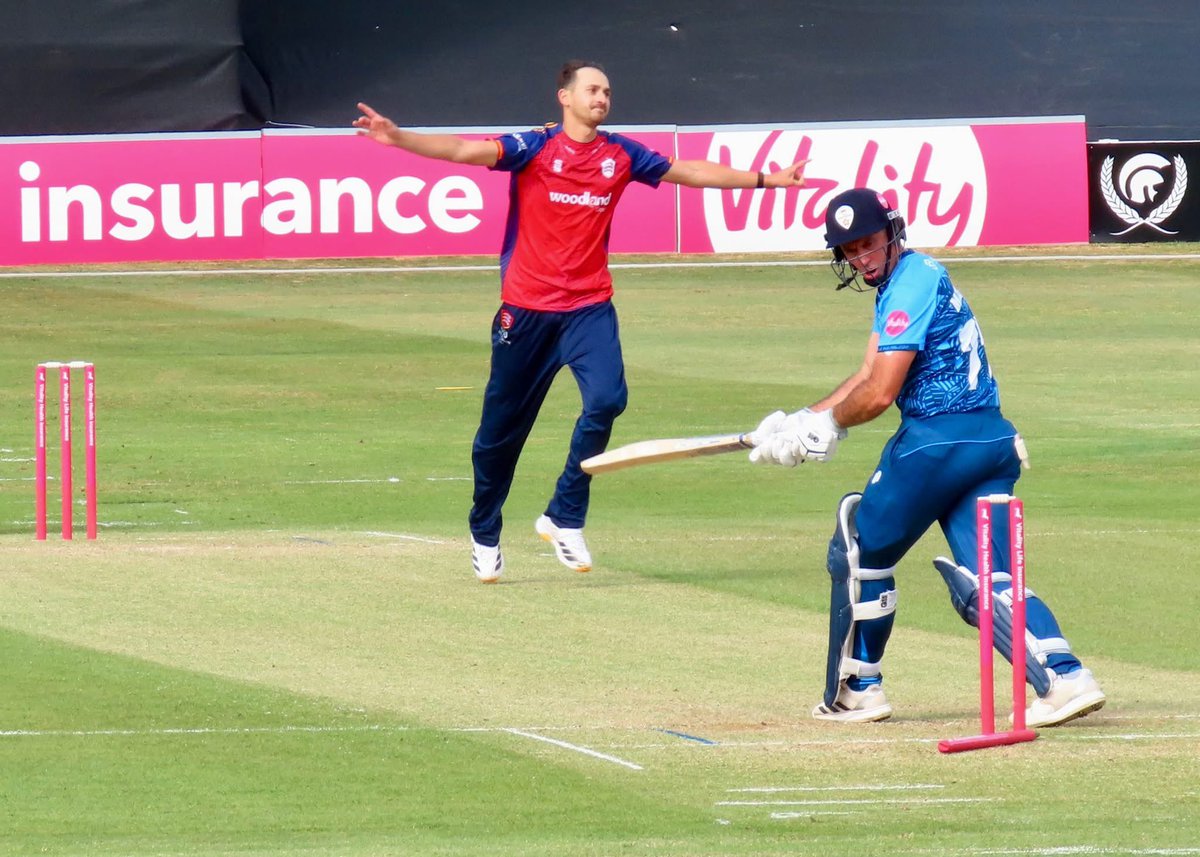 debsknig's tweet photo. Day 249 of my #365HappyDays a much needed morning/afternoon at home before watching a nail biting #T20Blast match. With a good win for my team @EssexCricket  Charlie Allison really is a star! Well supported by @mattcritchley96 &amp; Tall Paul. 
Decent bowling too! https://t.co/9GDzRVfWfF