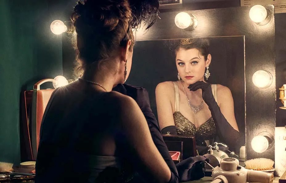 AcWailing's tweet photo. @DreyfusJames Non-binary when it suits her. Here she is in Pennyworth: https://t.co/qKaA8gdLXY