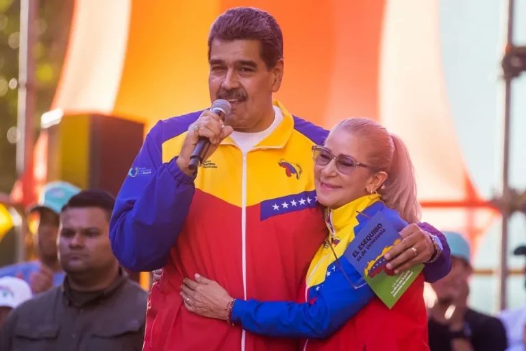 teleSURtv's tweet photo. 🚨 Maduro envía mensaje de fe y esperanza a Venezuela y el mundo por la Santísima Trinidad.

🔴 Presidente Nicolás Maduro destacó la festividad para renovar compromisos y fortalecer la soberanía nacional. Enfatizó la unión y perseverancia como claves para la prosperidad y la paz de los pueblos. 

¿Qué papel juegan los llamados a la unidad en los desafíos actuales?

https://t.co/Pl33oTtT2b