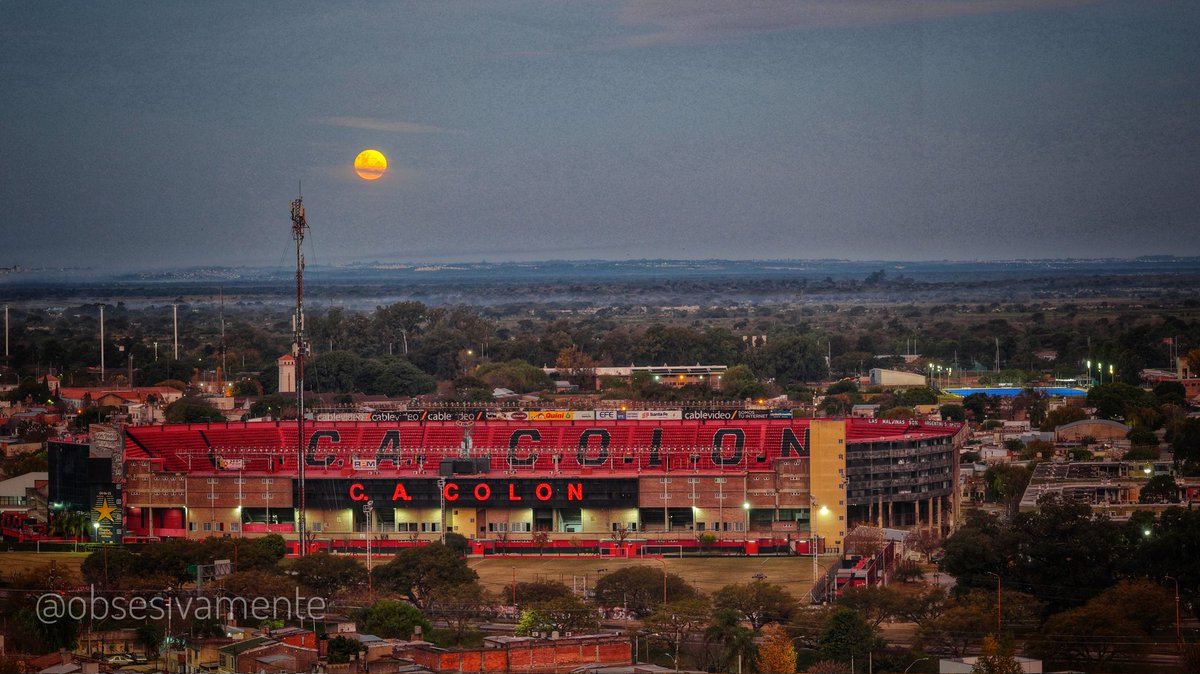 obsesivamente's tweet photo. La luna llena vista desde Barrio Chalet. https://t.co/TPa5ZNEaxw