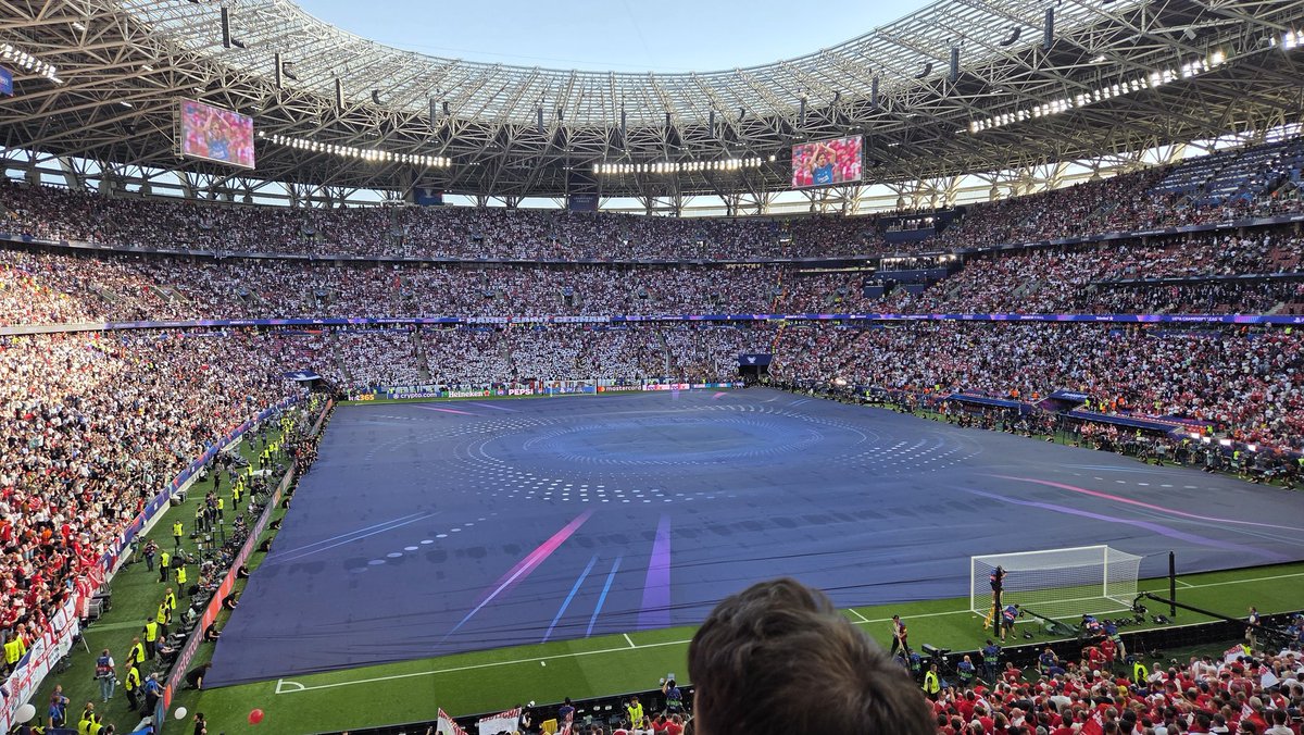Ikumi_grounds's tweet photo. グラウンズパーソンから見たチャンピオンズリーグファイナル

試合開始前に気になったのはここ。選手たちがアップをしているときから散水をしていたものの、ショーのためにピッチ上に敷物を敷いた点。

これで散水の意味がなくなったように思いました。この布？が多くの水分を芝生の葉面から吸い上げたり落としたことで、散水する目的の1つ、ボールスピードを速めるほどの水分量がなくなったように思います。

それゆえ、普段より地を這うパスが少なかったようにも感じましたがいかがですか？私サッカー詳しくないので。

ミケルとエンリケ監督なら、考慮していそうだなと。
芝生は戦術を変えるっていうのが、私の哲学です。