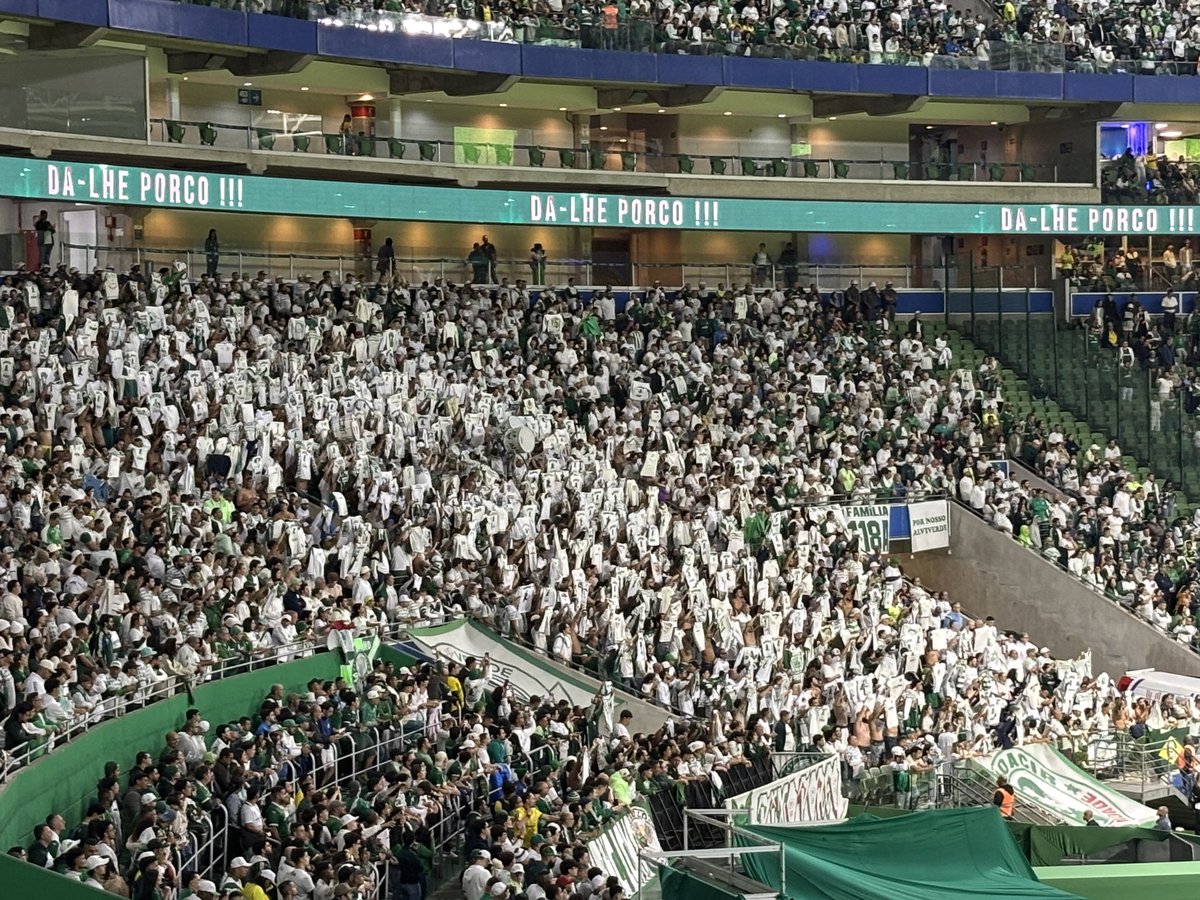 BCAFCBH's tweet photo. Palmeiras 1-0 Chapecoense
Allianz Parque- Att: 36,543

A truly bonkers match! Missing 12 starters and down to 10 men, Veradão went ahead. They conceded on 90+5, but after a 10 min VAR check it got disallowed. Then 90+11 a penalty... but Yannick Bolasie hit the bar! #groundhopping https://t.co/PqUgETwGpE