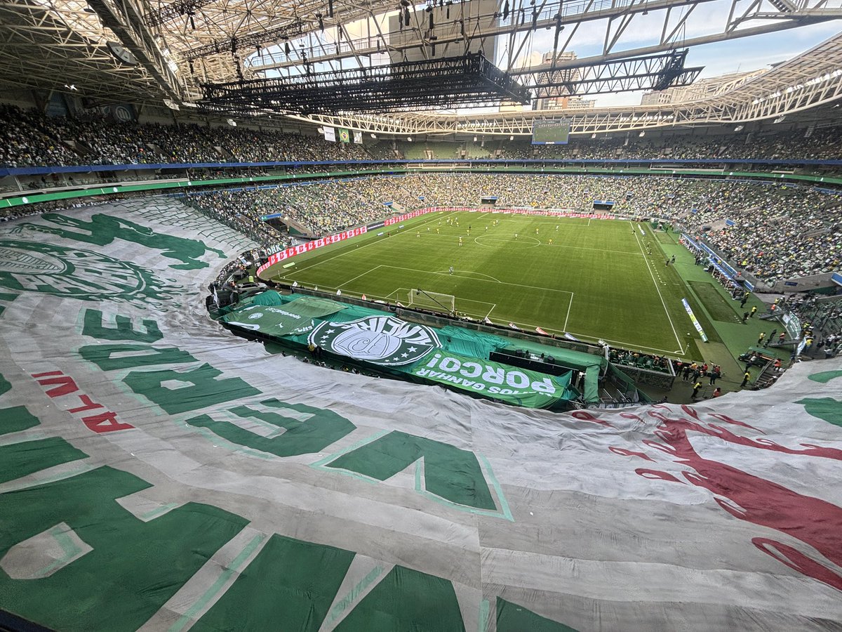 BCAFCBH's tweet photo. Palmeiras 1-0 Chapecoense
Allianz Parque- Att: 36,543

A truly bonkers match! Missing 12 starters and down to 10 men, Veradão went ahead. They conceded on 90+5, but after a 10 min VAR check it got disallowed. Then 90+11 a penalty... but Yannick Bolasie hit the bar! #groundhopping https://t.co/PqUgETwGpE
