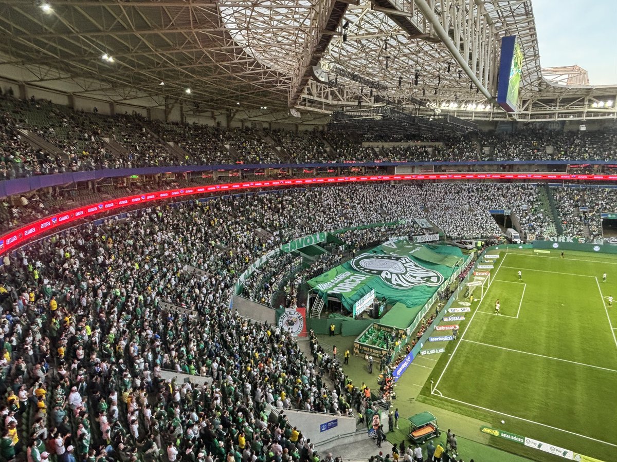 BCAFCBH's tweet photo. Palmeiras 1-0 Chapecoense
Allianz Parque- Att: 36,543

A truly bonkers match! Missing 12 starters and down to 10 men, Veradão went ahead. They conceded on 90+5, but after a 10 min VAR check it got disallowed. Then 90+11 a penalty... but Yannick Bolasie hit the bar! #groundhopping https://t.co/PqUgETwGpE