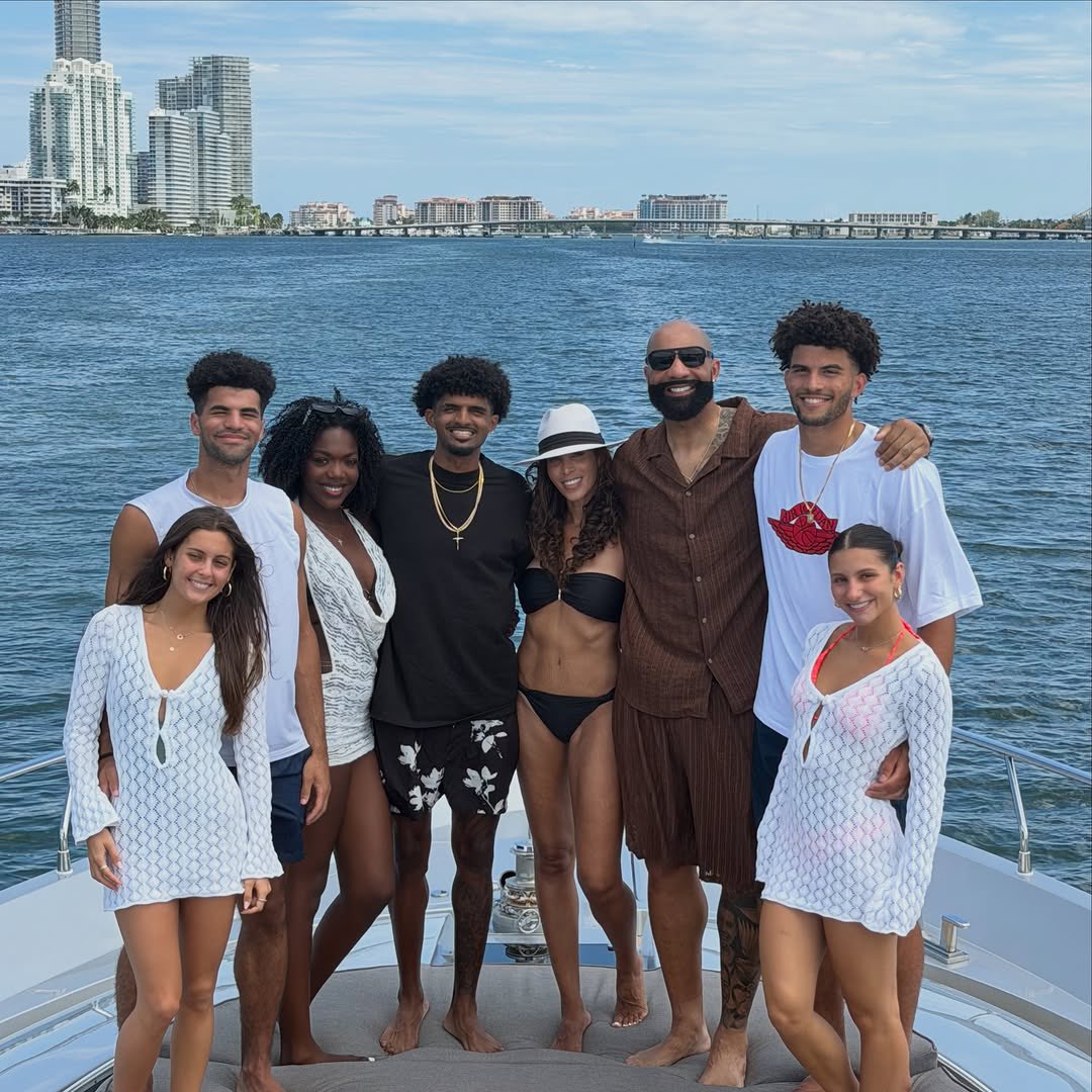 wavecheckers's tweet photo. Carlos Boozer and the fam celebrating the youngest son, Carmani’s, birthday on a yacht in Miami🛥️🎂 https://t.co/el3yAJuflw